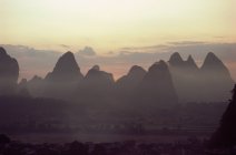 Vista lejana de las montañas en el país de Yangshou - foto de stock