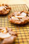 Fresh cooked mini apple tarts on baking grid — Stock Photo