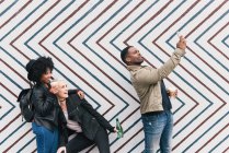 Freunde machen Selfie vor Zick-Zack-Musterwand — Stockfoto