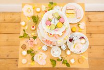 Table avec assortiment de gâteaux — Photo de stock