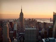 Vue surélevée des bâtiments du centre-ville et de l'Empire State Building — Photo de stock