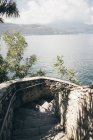 Висока кут зору вигинаючи кам'яними сходами, місті Laveno, Ломбардія, Італія — стокове фото