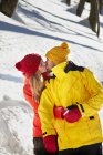 Paar küsst sich im Schnee — Stockfoto