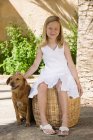 Chica con perro mascota - foto de stock