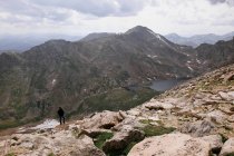 Donna in piedi sulla roccia, Mount Evans, Front Range, Colorado — Foto stock