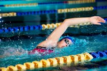 Junge Frau beim Krabbeln im Schwimmbad — Stockfoto
