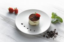 Schokoladenmoussekuchen mit Erdbeeren und Minze — Stockfoto