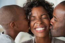 Junge und Mann küssen Frau auf die Wangen — Stockfoto