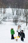 Slitta in famiglia sulla neve — Foto stock