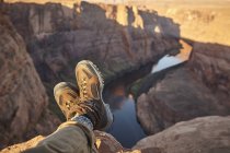 Homem sentado na rocha, close-up de pés, Página, Arizona, EUA — Fotografia de Stock