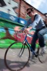 Велосипедні перегони середніх дорослих пройшли графіті — стокове фото