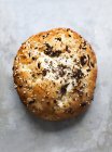 Цельнозерновой хлеб с семенами, вид сверху — стоковое фото