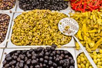 Разнообразие маслин на рынке — стоковое фото