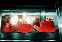 Sushi mit Preisschildern am Fischmarkt — Stockfoto