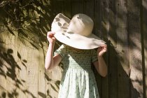Fille portant un chapeau de soleil — Photo de stock