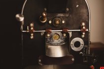 Máquina tostadora de café con frijoles dentro - foto de stock