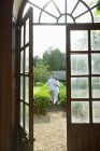 Зрелая пара у французских дверей — стоковое фото
