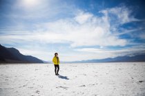 Trekker walking in Death Valley National Park, California, US — Stock Photo