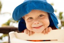 Retrato de un niño pequeño, sonriendo a la cámara - foto de stock