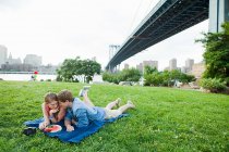 Молода пара має пікнік у парку — стокове фото