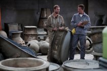 Колесо гончаров на керамической фабрике — стоковое фото