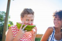 Jeune femme mangeant pastèque, portrait — Photo de stock