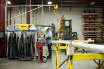 Lavoratore in piedi in fabbrica di metallo — Foto stock