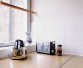 Blick auf Wasserkocher und Toaster auf Holztisch — Stockfoto