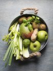 Pfanne mit frischem Obst und Gemüse — Stockfoto