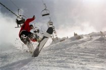 Männchen in Aktion auf einem Snowboard — Stockfoto