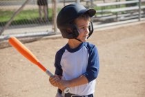 Маленький хлопчик грає в бейсбол — стокове фото