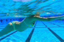 Pregnant woman swimming in pool — Stock Photo