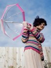 Frau mit durchsichtigem Regenschirm — Stockfoto