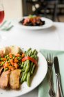 Жареный картофель и овощи, подаваемые на тарелке — стоковое фото