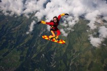 Hombre skysurfing sobre Reichenbach, Berna, Suiza - foto de stock