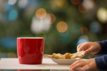 Кадроване зображення kid, приймаючи Різдвяне печиво — стокове фото