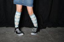 Крупним планом ноги дівчини-підлітка — стокове фото