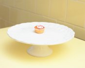 Cupcake on cake dish — Stock Photo