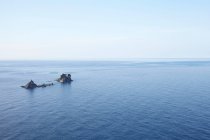 Vue panoramique des Rochers dans les eaux calmes — Photo de stock