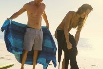 Casal de surf vestindo roupas molhadas em Newport Beach, Califórnia, EUA — Fotografia de Stock