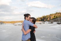 Paar umarmt sich auf schneebedeckter Landschaft, ottawa, ontario — Stockfoto