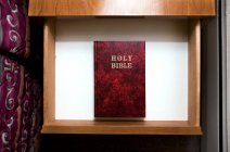 Свята Біблія в ящику в кімнаті мотелю — стокове фото