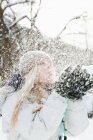 Середня доросла жінка грає в снігу — стокове фото