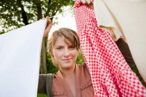 Frau hängt Wäsche an Wäscheleine — Stockfoto