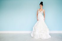 Jovem mulher vestindo vestido de noiva branco, tiro estúdio — Fotografia de Stock