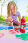 Menina pintura com têmpera sobre papel — Fotografia de Stock