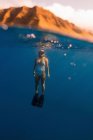 Mulher usando nadadeiras subaquáticas, Oahu, Hawaii, EUA — Fotografia de Stock