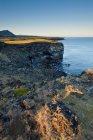 Vista panoramica della scogliera rocciosa e dell'acqua — Foto stock