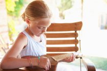 Fille strumming ukulele à l'extérieur — Photo de stock
