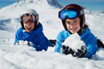 Діти роблять сніжки на горі — стокове фото